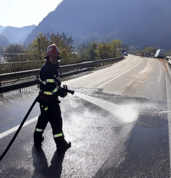 Cisterna a derapat din cauza borhotului scurs pe carosabilului DN7 pe Valea Oltului în Vâlcea