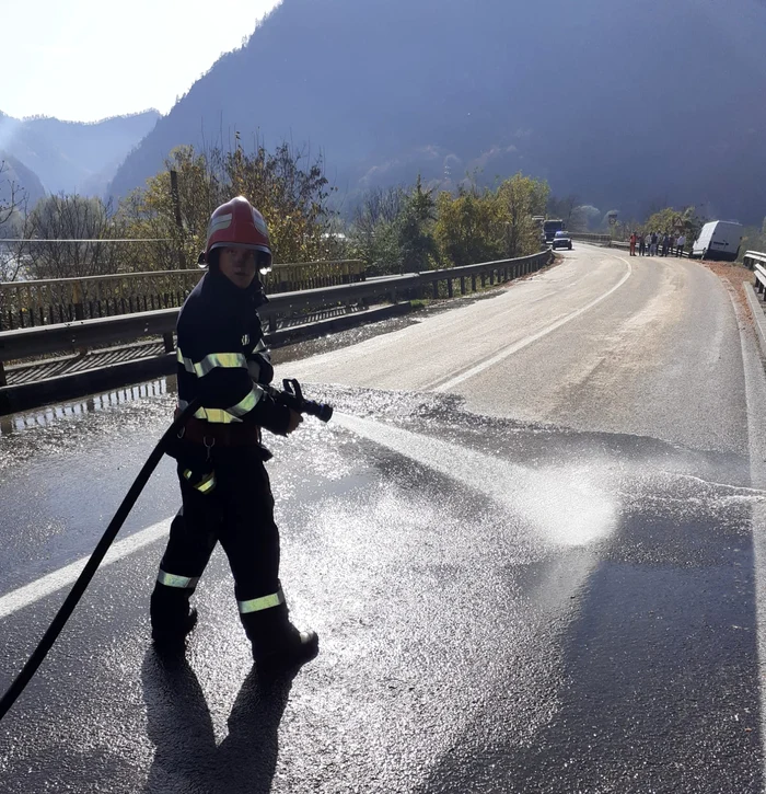 Cisterna a derapat din cauza borhotului scurs pe carosabilului DN7 pe Valea Oltului în Vâlcea