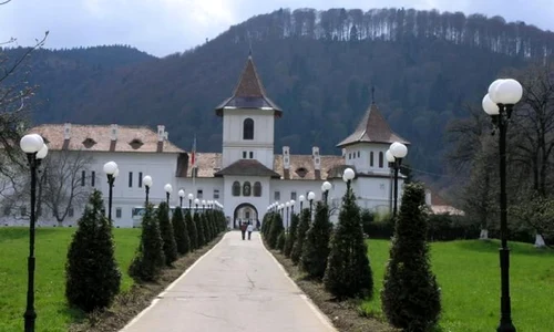 Manuscrise vechi de peste 200 de ani, returnate Mănăstirii Sâmbăta de Sus jpeg
