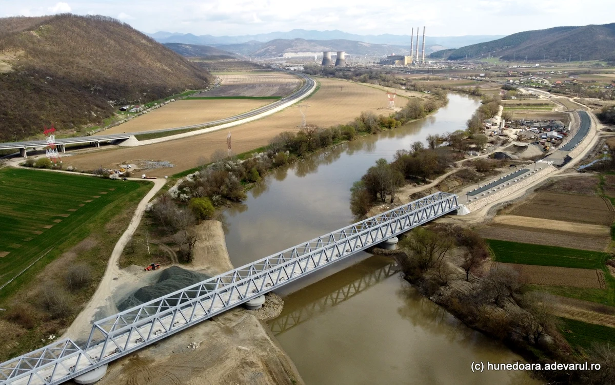 Valea Mureșului, cu magistrala feroviară și autostrada A1. Foto: Daniel Guță. ADEVĂRUL