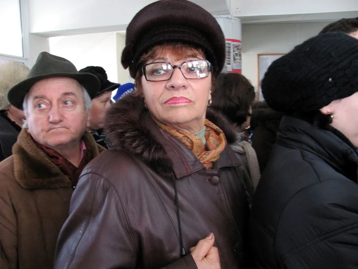 Zeci de persoane formează cozi la CJAS în fiecare zi