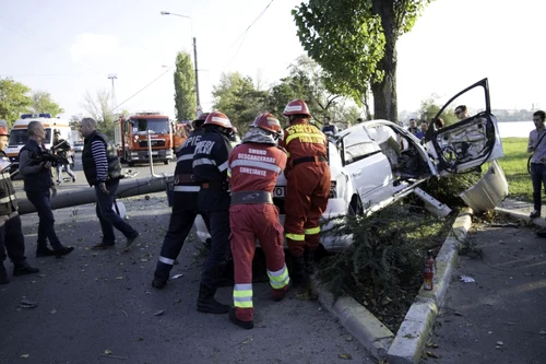 Accident în Mamaia Audi S8 înfipt în copac Foto Alexandru Atodiresei