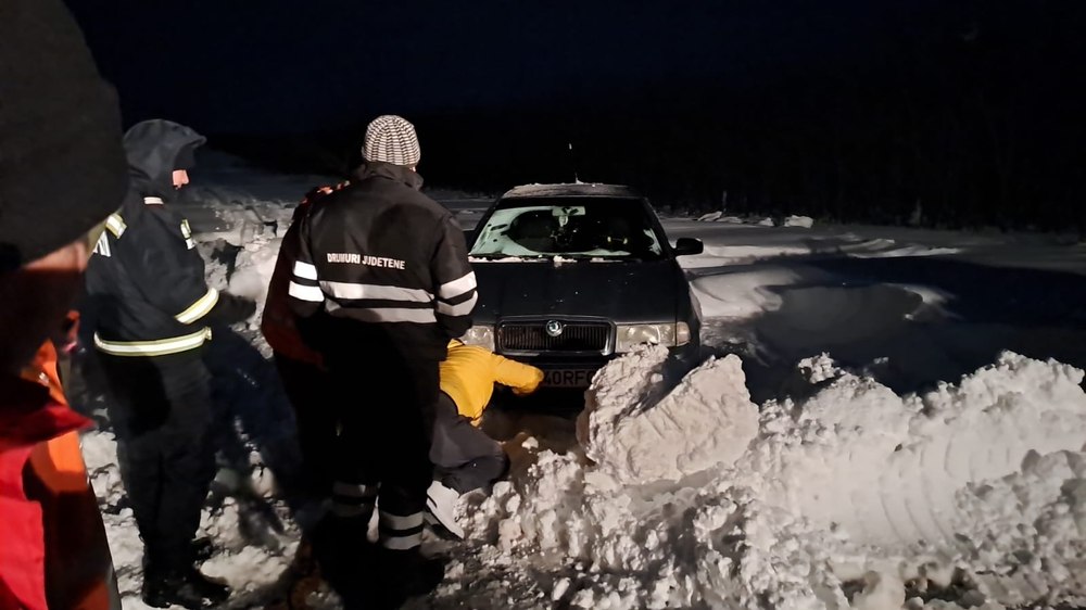 Bărbat salvat de poliţişti după ce şi-a abandonat autoturismul înzăpezit pe câmp şi a plecat pe jos