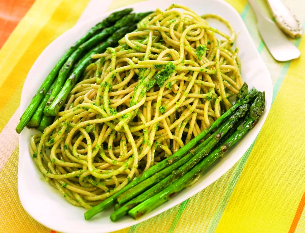 spaghete cu sparanghel si sos de pătrunjel jpeg