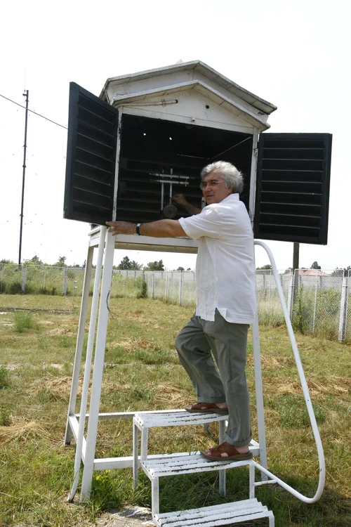 Reporterii Click! au aflat de la un specialist de marcă, meteorologul Dumitru Baltă, cum arată adăpostul meteorologic, unde se măsoară temperatura aerului