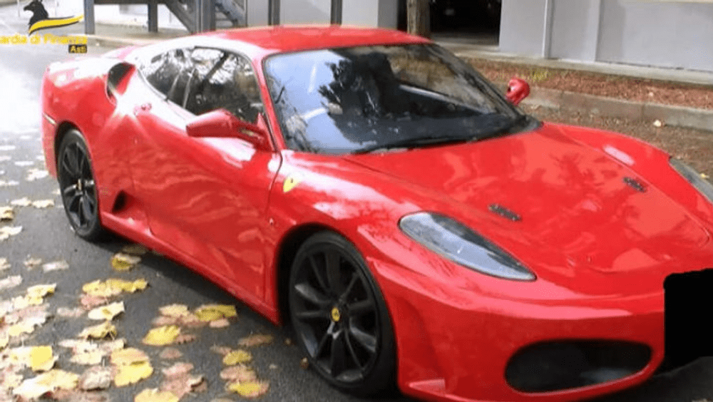 Un bărbat și-a transformat autoturismul Toyota într-un Ferrari VIDEO