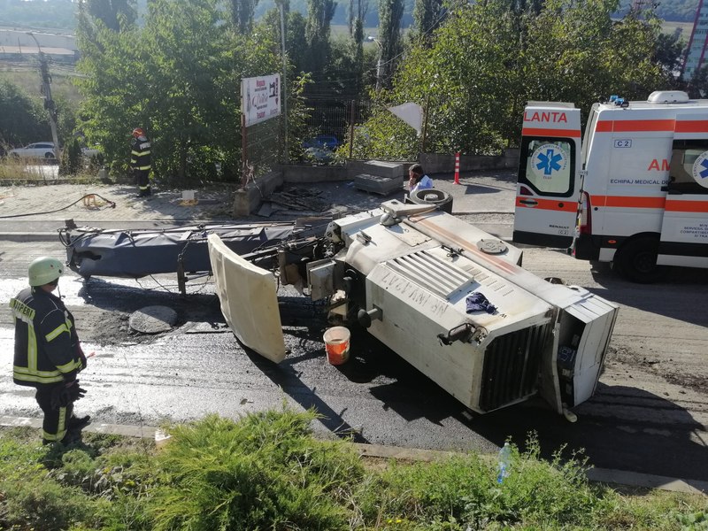Bărbat prins sub un utilaj care lucra la un drum din Cluj. Muncitorul ajuns la spital