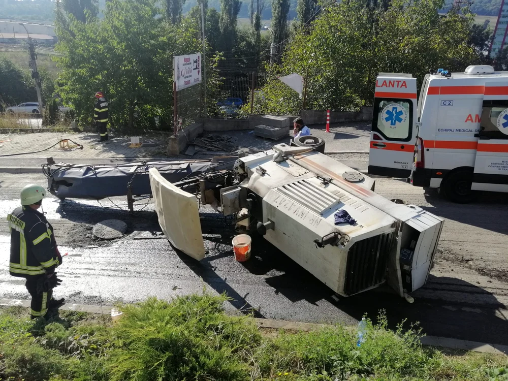 Victima a fost prinsă sub utilajul greu răsturnat. FOTO: ISU Cluj