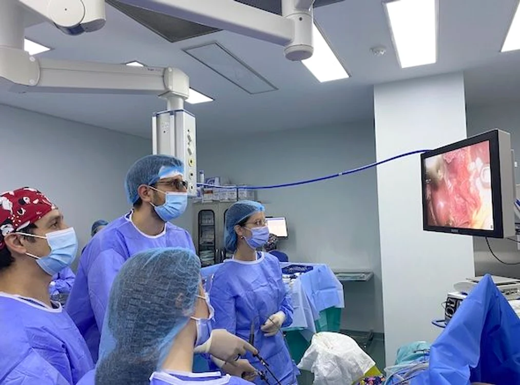 Recoltarea fragmentului de ficat de la donator a fost asistată laparoscopic, folosind sistemul de laparoscopie 3D OlympusFOTO: Spitalul Sanador