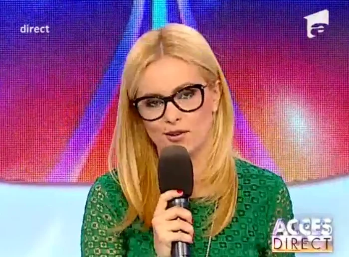 
    Simona s-a dus până la canapea, unde stătea Angelica, şi aproape că i-a smuls microfonul din mânăCaptură Antena 1  