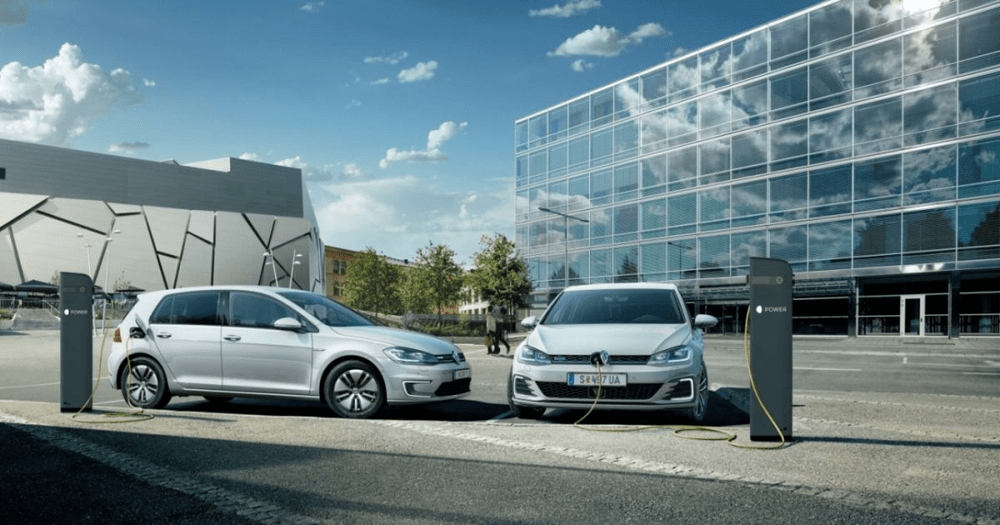 Nouă din zece mașini vândute în 2035 vor fi electrice. Cum va evolua piața de stații de încărcare  