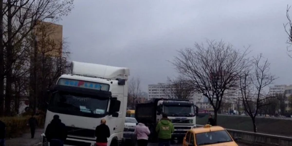Maşini prinse într-un şant la Iaşi