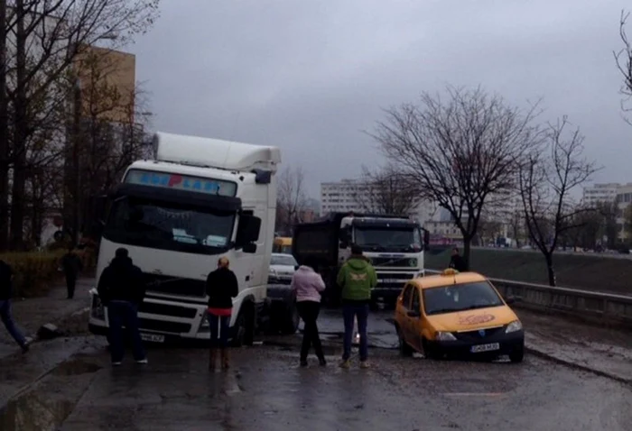 Un TIR şi un taxi au rămas în şanţ simultan FOTO ziaruldeiasi.ro