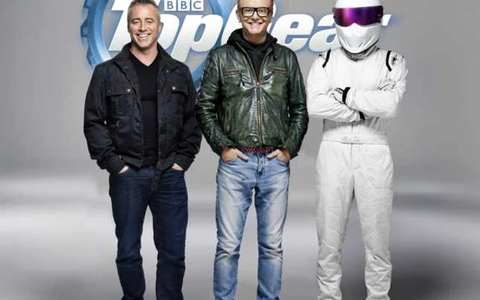 Matt
LeBlanc, alături de Chris Evans, prezentatorul principal al „Top
Gear“, şi pilotul The Stig FOTO TopGear.com