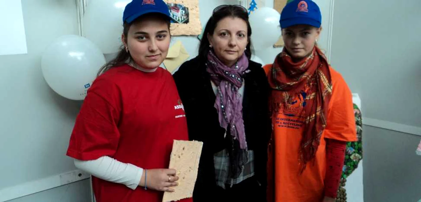 Eleva Raluca Petruş (stânga) ţine în mână un caiet al căror coperţi au fost produse manual din hârtie reciclată. 