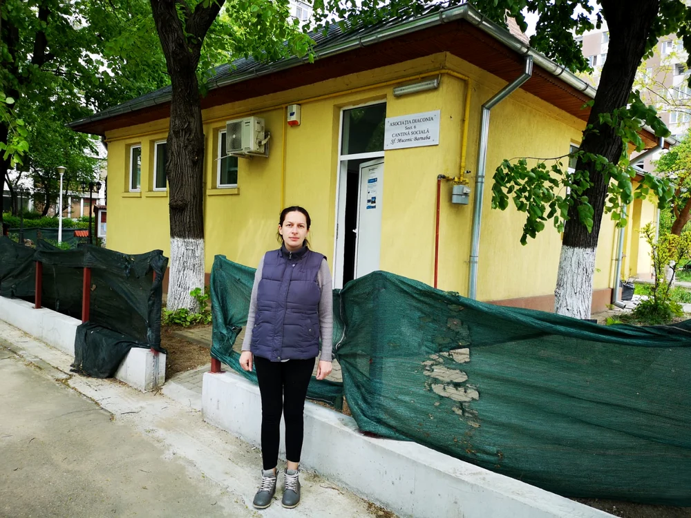 
    Eliza Săpunaru, în fața cantinei sociale unde asigură, o dată pe lună, masa pentru 50 de oameni sărmani  