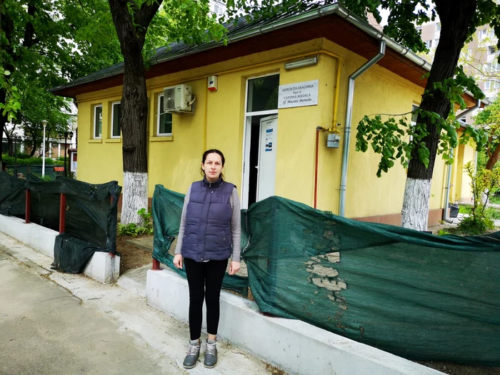 
    Eliza Săpunaru, în fața cantinei sociale unde asigură, o dată pe lună, masa pentru 50 de oameni sărmani  