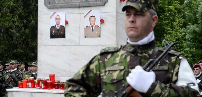 Fotografiile celor doi eroi, pe monumentul din faţa Prefecturii Foto Iulian Bunilă