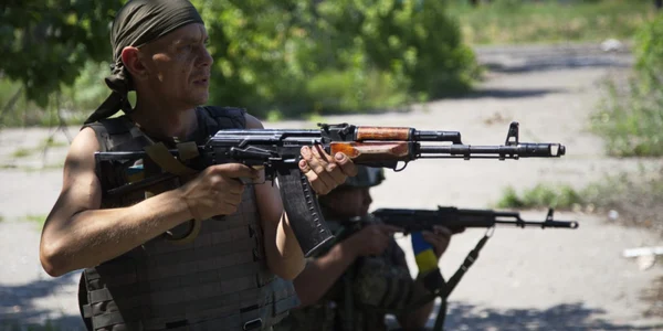 Combatant ucrainean patruland in Marinka FOTO EPA-EFE
