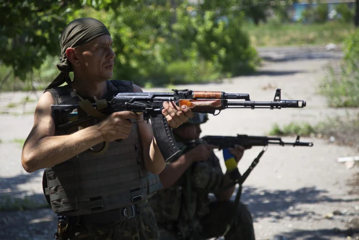 Combatant ucrainean patrulând în Marinka FOTO EPA-EFE