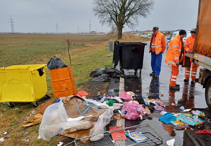 Gunoaiele Vestului. Marginile șoselelor s-au umplut de resturi aruncate de turiștii în tranzit și de localnici FOTO 