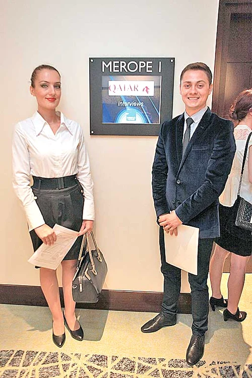 Larisa (32 de ani) şi Bogdan (24 de ani) speră să ajungă însoţitori de bord