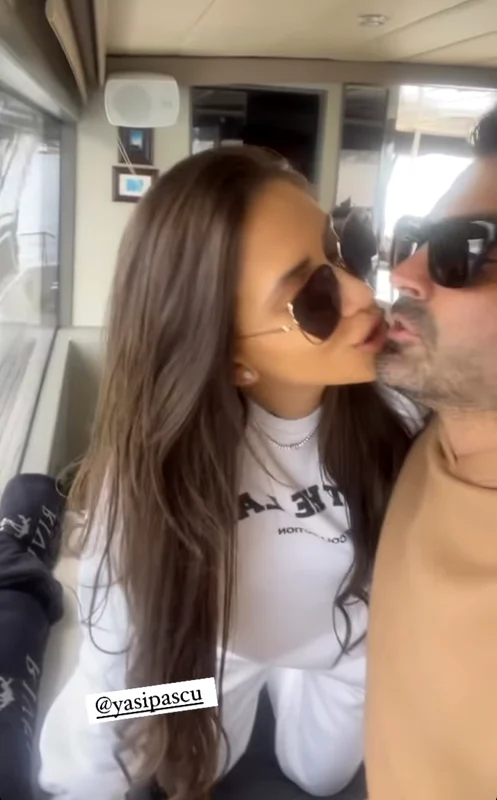 Pepe și Yasmine, sărutări fierbinți în plimbarea pe Bosfor