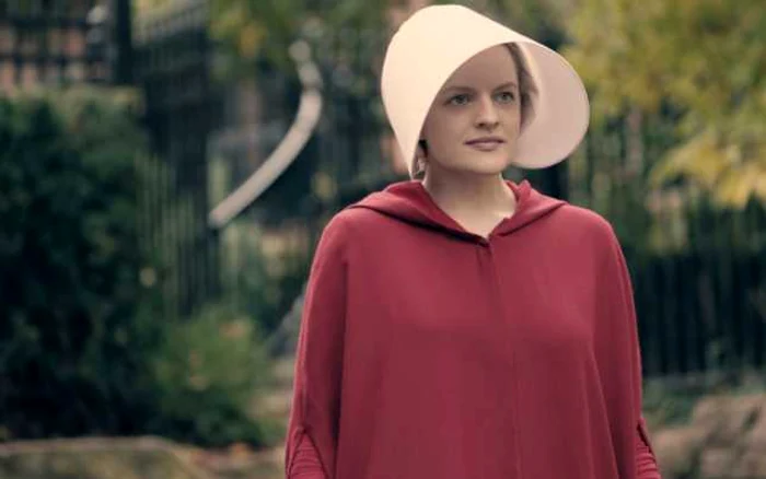 Elisabeth Moss în Povestea slujitoarei /The Handmaid's Tale