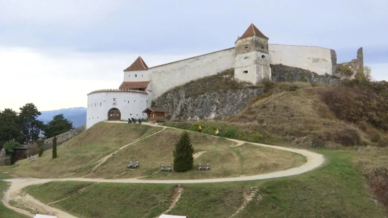 O drumeție spectaculoasă cu priveliști spre Bucegi și Piatra Craiului.
