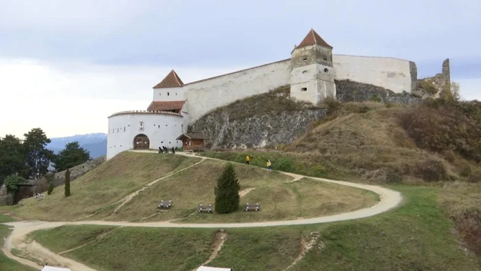 O drumeție spectaculoasă cu priveliști spre Bucegi și Piatra Craiului.