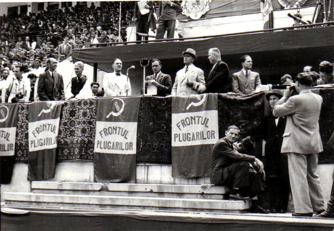 Gheorghe Gheorghiu-Dej rostindu-şi cuvântarea la Congresul Frontului Plugarilor,  ţinut pe Stadionul A.N.E.F. din Capitală (24 iunie 1945)