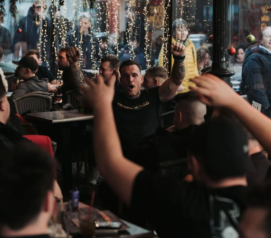 Suporterii olandezi au făcut dezastru în București după meciul FCSB-Feyenoord. Au spart sticle și au dat foc unei copertine din Centrul Vechi