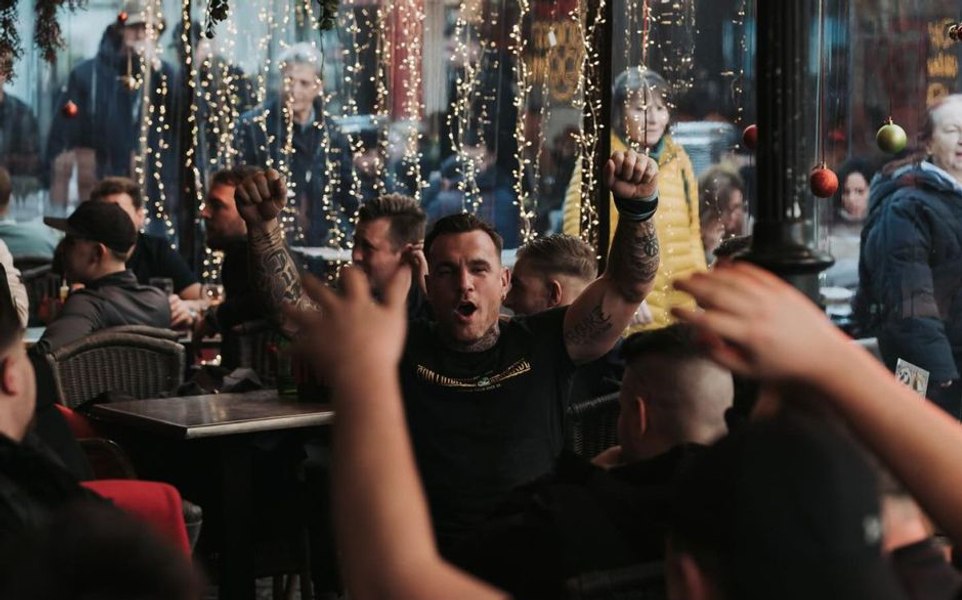 Suporterii olandezi au făcut dezastru în București după meciul FCSB-Feyenoord. Au spart sticle și au dat foc unei copertine din Centrul Vechi