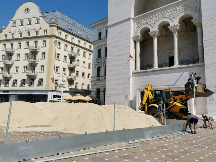 Amenajarea terenului de volei FOTO Ștefan Both
