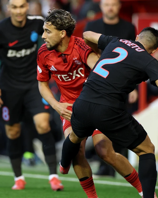 Duel din timpul jocului FOTO Facebook Aberdeen Football Club