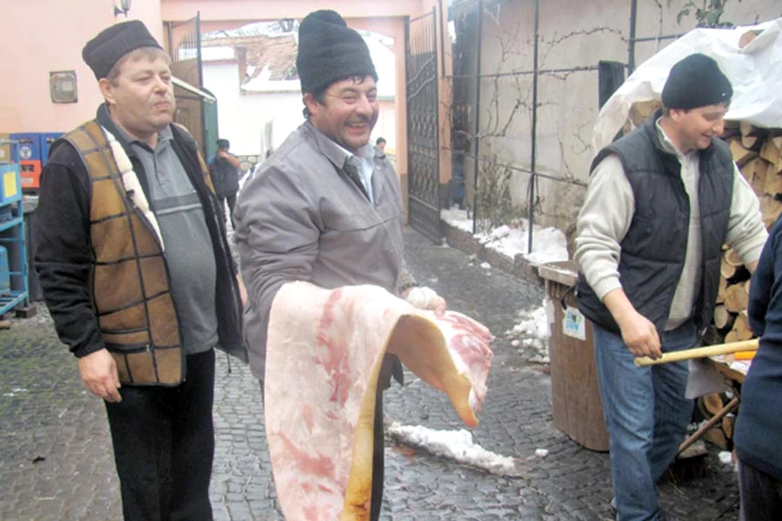Cinci oameni  au lucrat la  tăiat şi tranşat