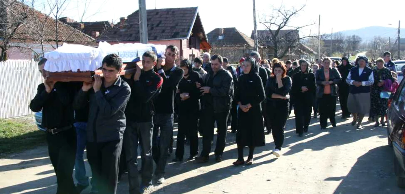 Cu ultimele puteri, mama şi-a condus fiica pe ultimul drum