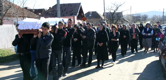 Cu ultimele puteri, mama şi-a condus fiica pe ultimul drum