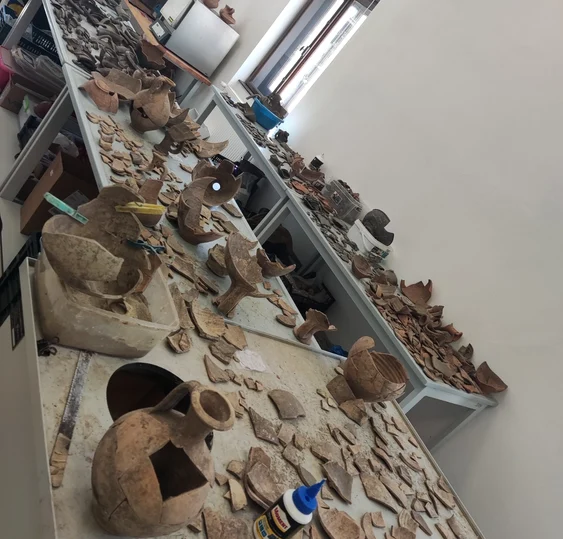 Sutele de bucăți din ceramică scoase la suprafață FOTO Muzeul Unirii