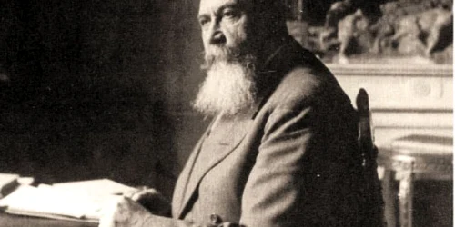 Academicianul Nicolae Iorga, la biroul său