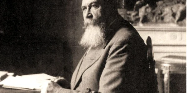 Academicianul Nicolae Iorga, la biroul său