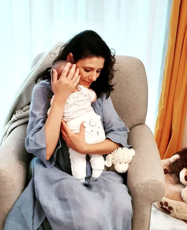 Ramona Păuleanu ține la piept doar un copilaș. Pe micuța Alexandra. Foto: Instagram