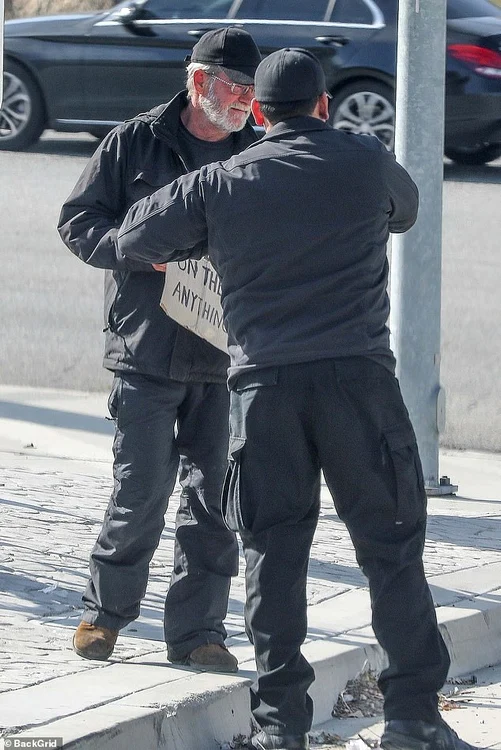 Kanye West s-a oprit în intersecție să îi dea bani unui boschetar