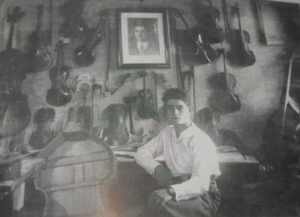 Ilie Griga, elevul lui Iulius Chita, în atelierul său în 1927 FOTO: Oscar Skrabel