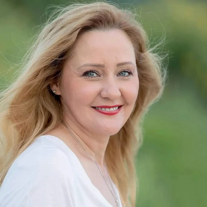 Elena Lasconi la 50 de ani primar Campulung Muscel (1) jfif