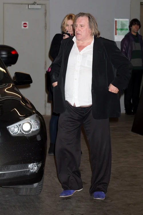Gérard Depardieu s-a prezentat pe scenă într-o stare deplorabilă