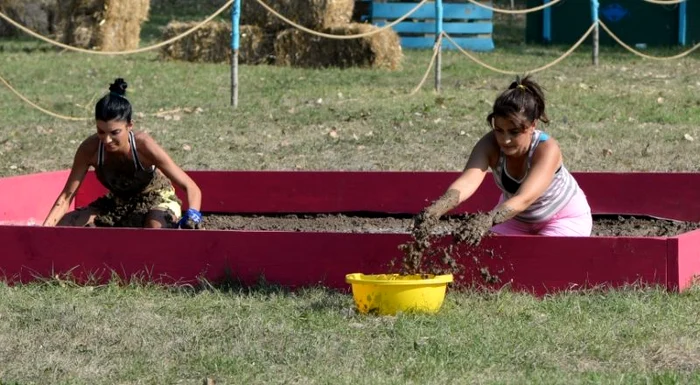 Cele două nu s-au luptat în noroi, ci au căutat o brăţară care să le salveze