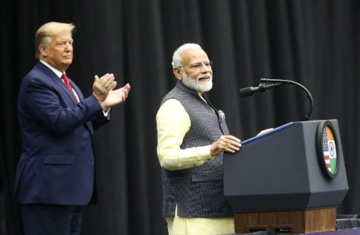 Donald Trump il aplauda pe Narendra Modi la un miting organizat in Texas FOTO AFP