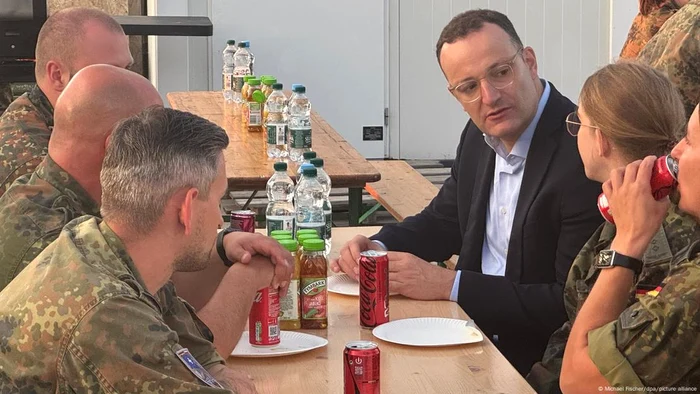 Jens Spahn în mijlocul unor militari ai Bundeswehr care apără aeroportul Rzeszov din Polonia