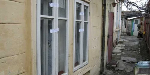 Locuinţa unde a fost găsită Felicia Chiscăneanu în stare de comă a fost sigilată de poliţişti în vederea prezervării urmelor 